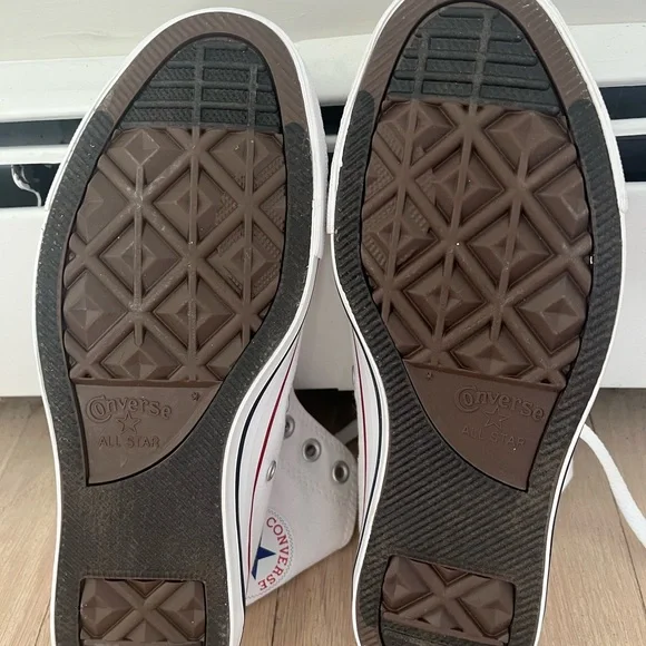 Women’s Converse White High-Top Sneakers Classic Design (size 8.5) - Picture 2 of 5